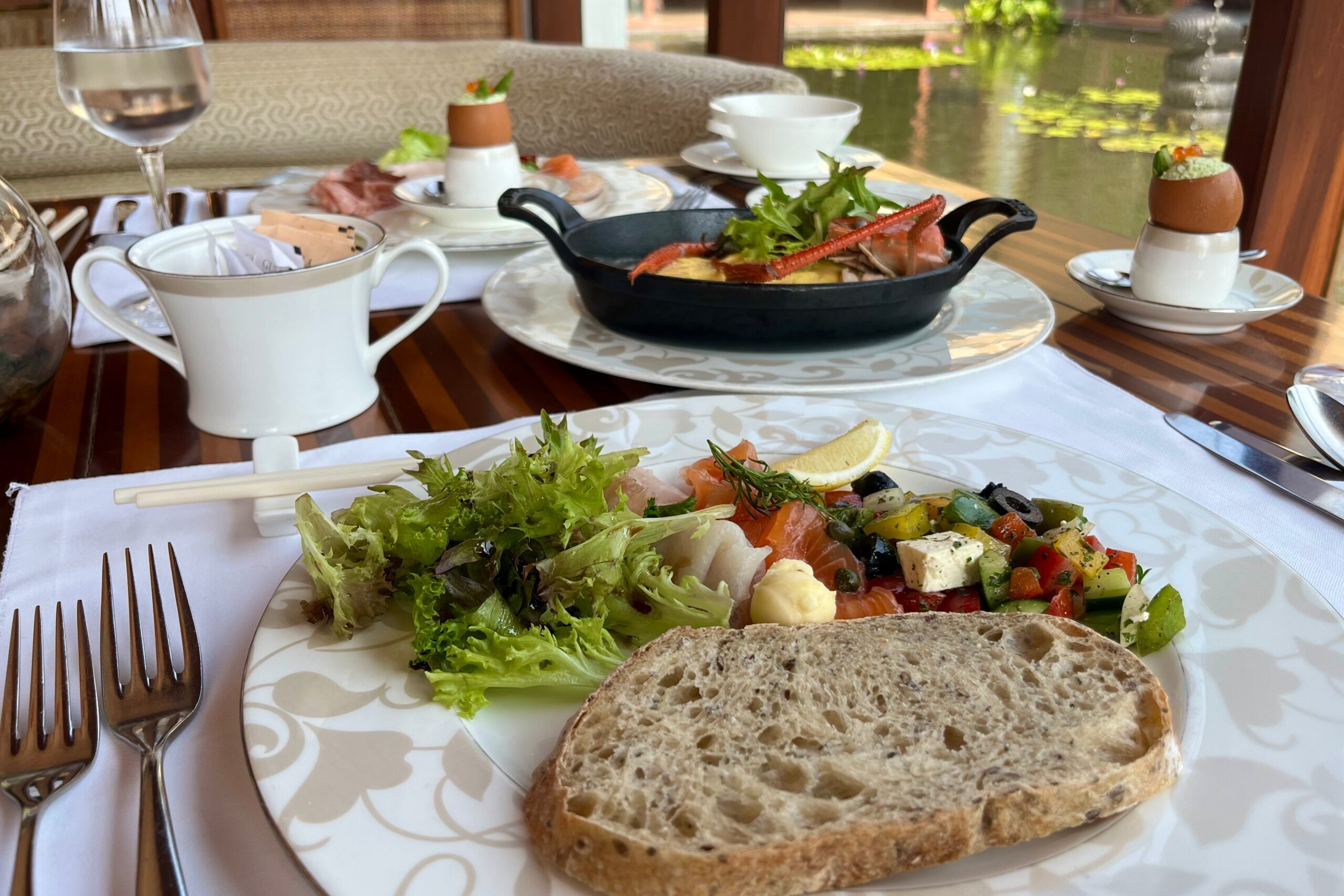 テーブルに並んだ鮮やかな朝食