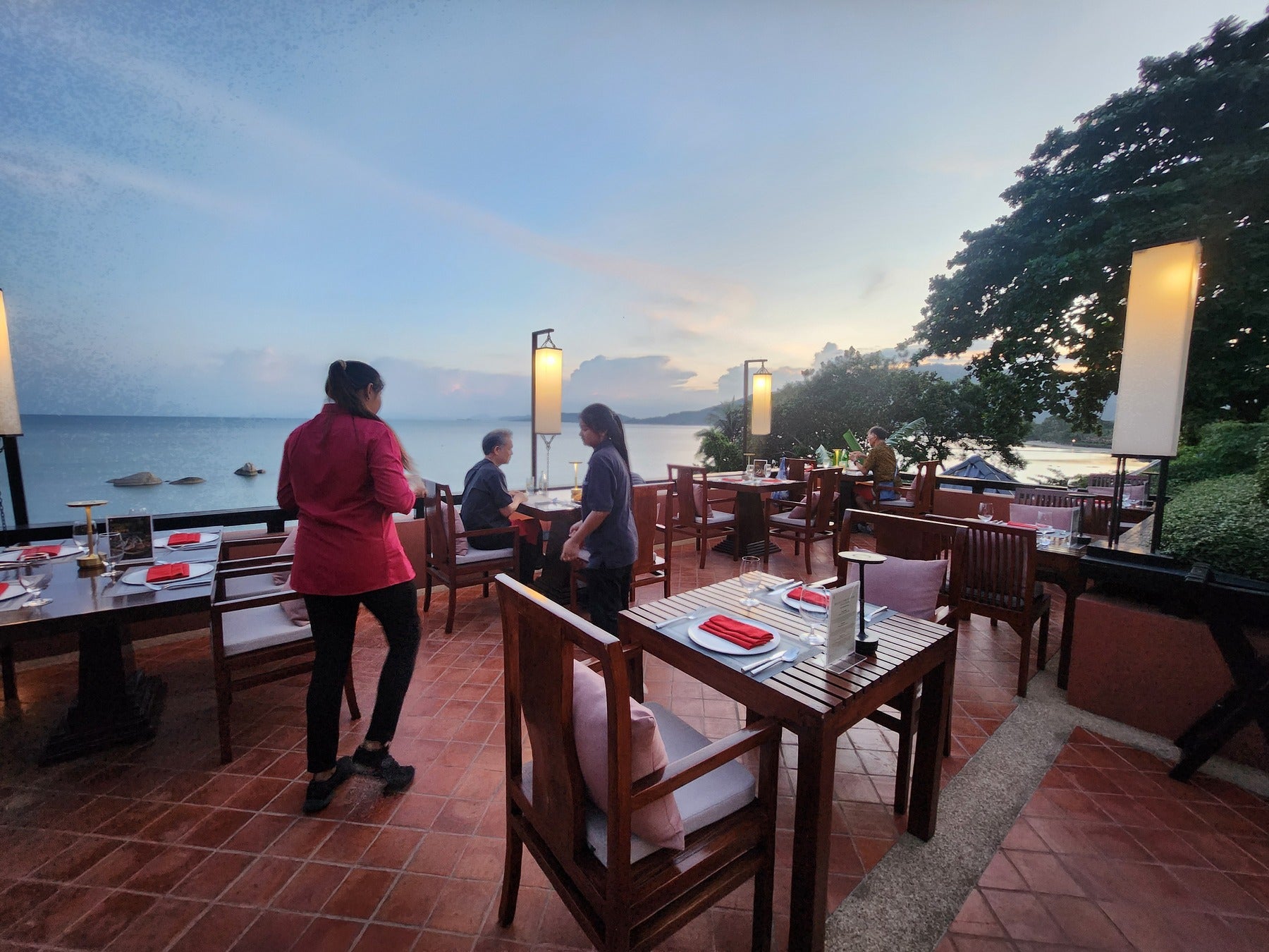 夕焼けに染まる海