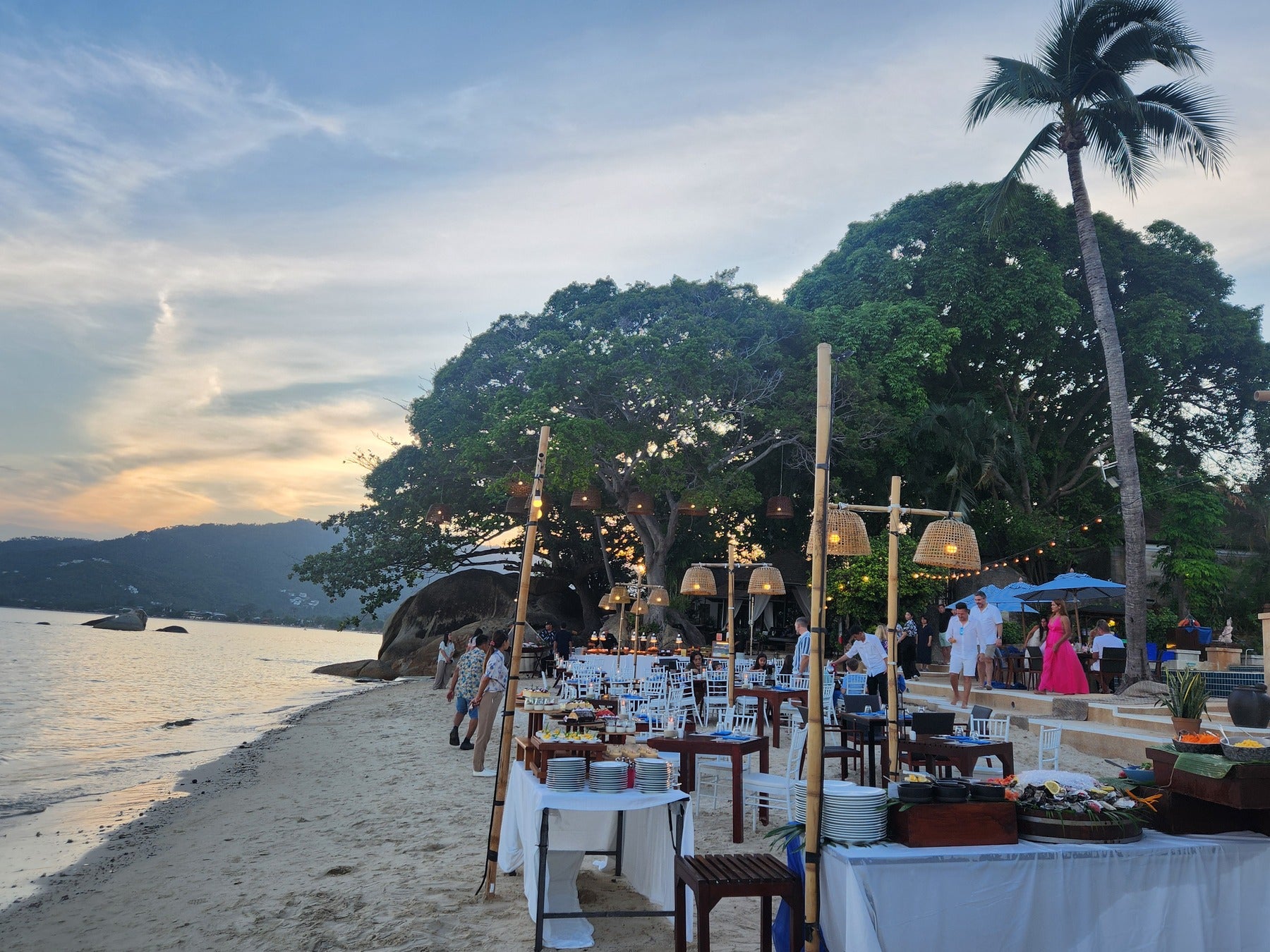 夕陽に染まるビーチも美しい