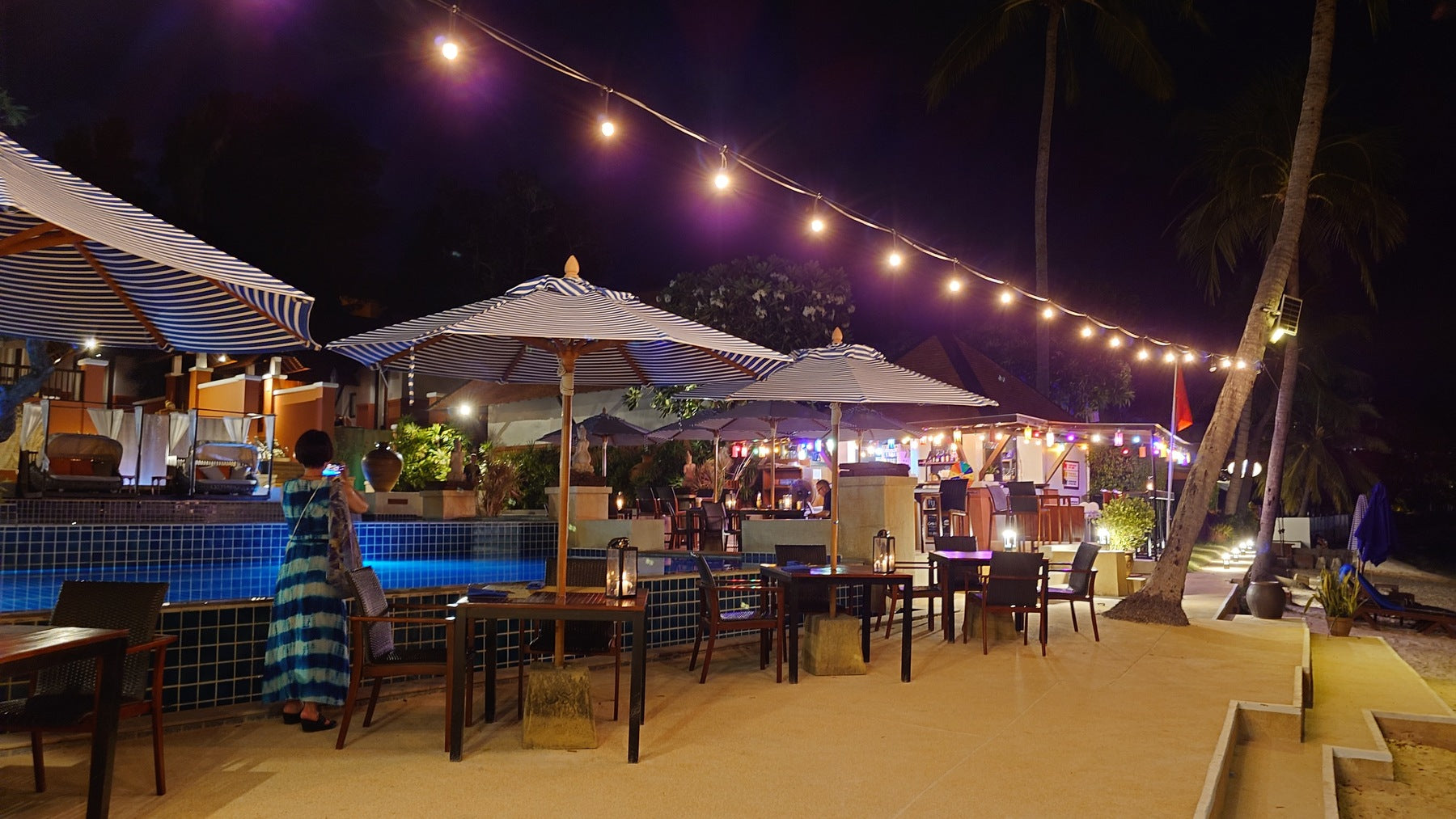 夜の雰囲気に変わるプールバー