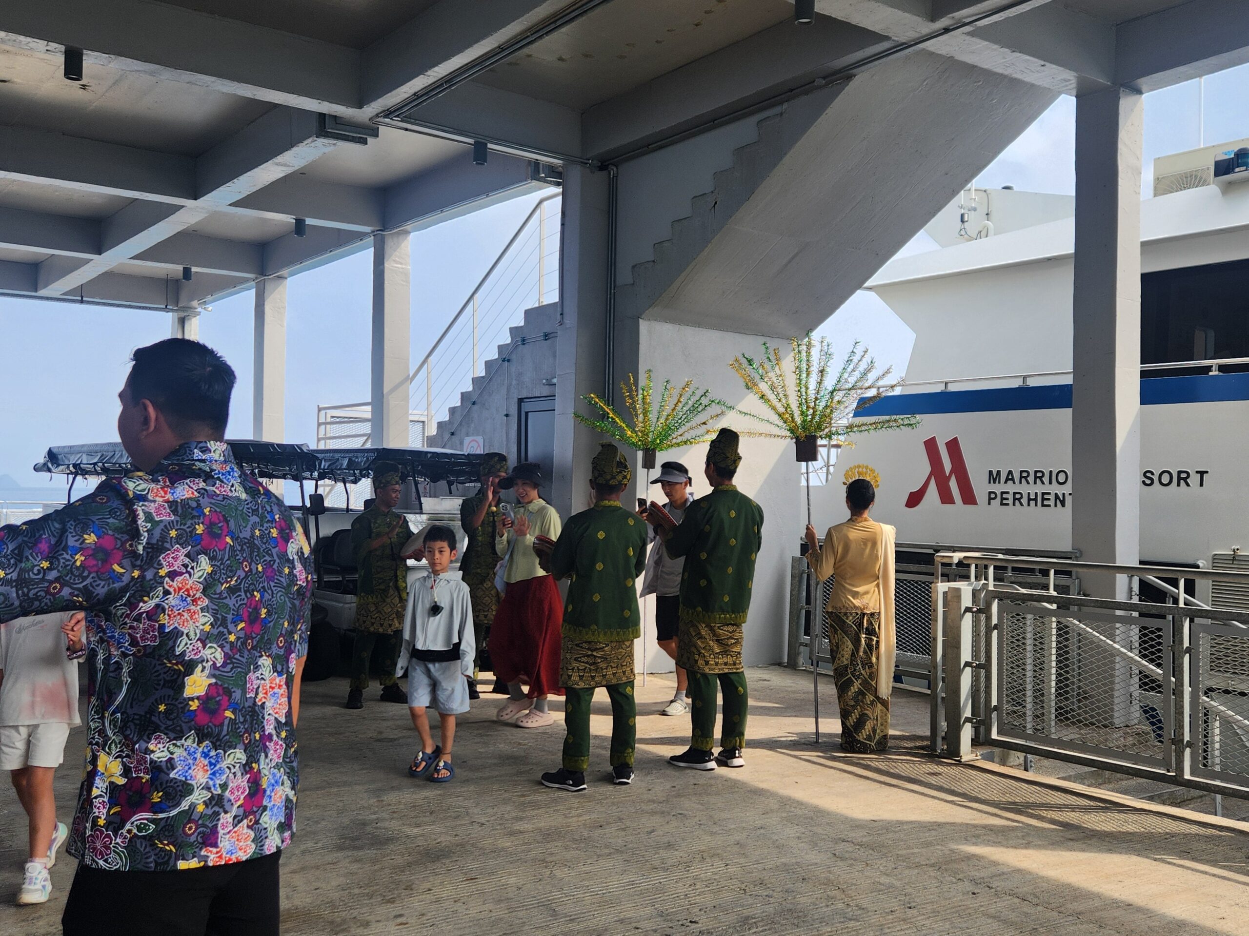 桟橋でのスタッフのおもてなし