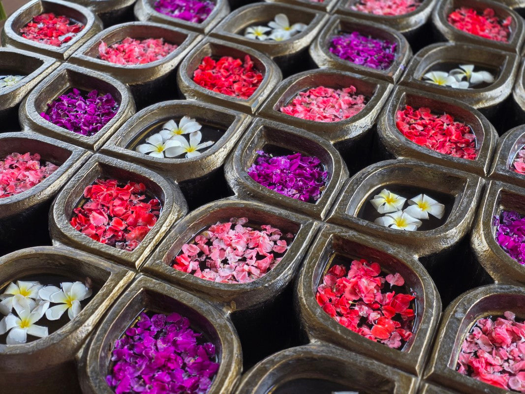 南国の花を浮かべたアレンジ