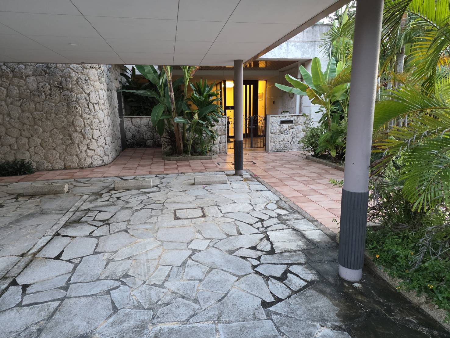 客室横の駐車場