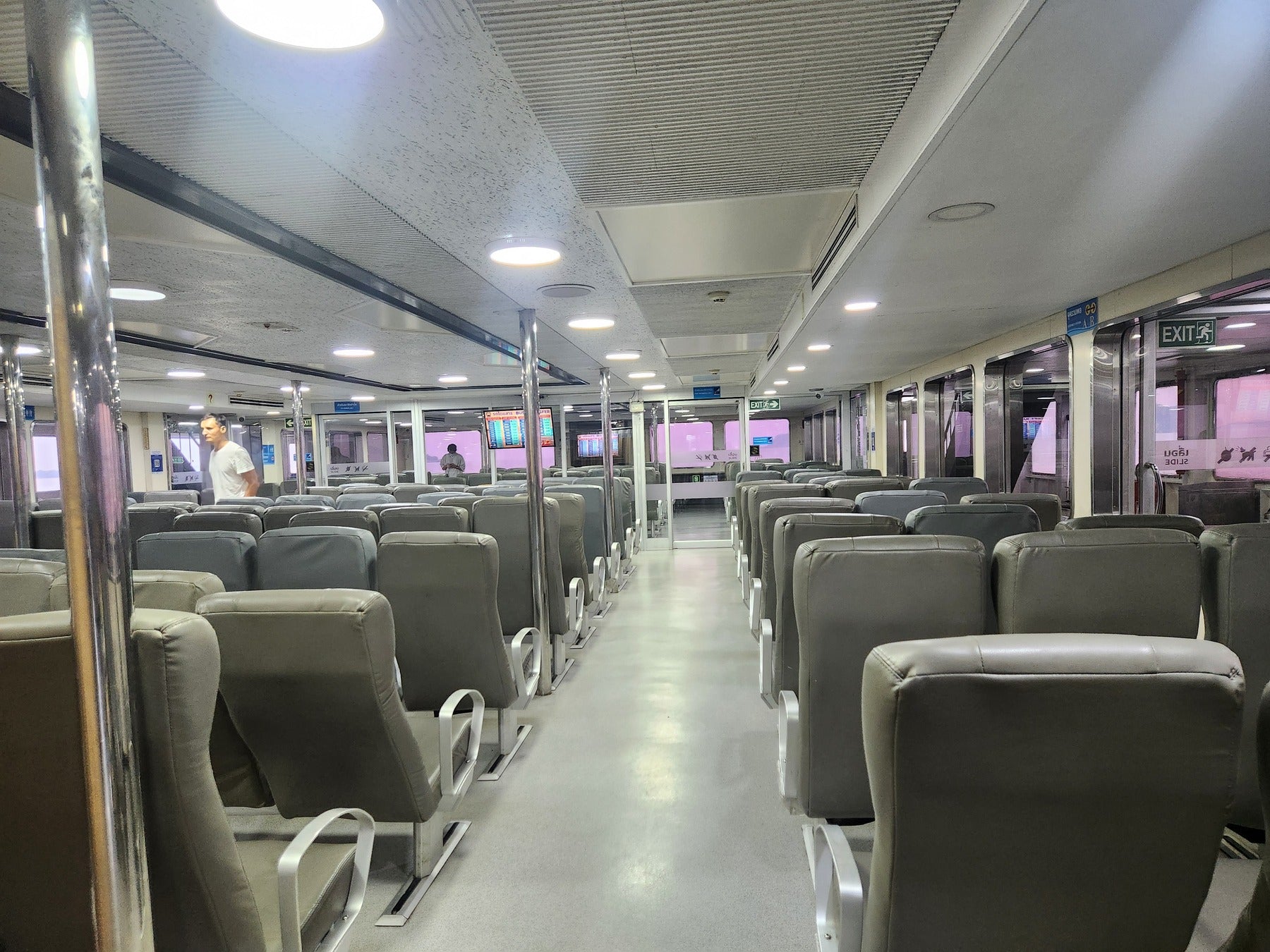 フェリーは広々