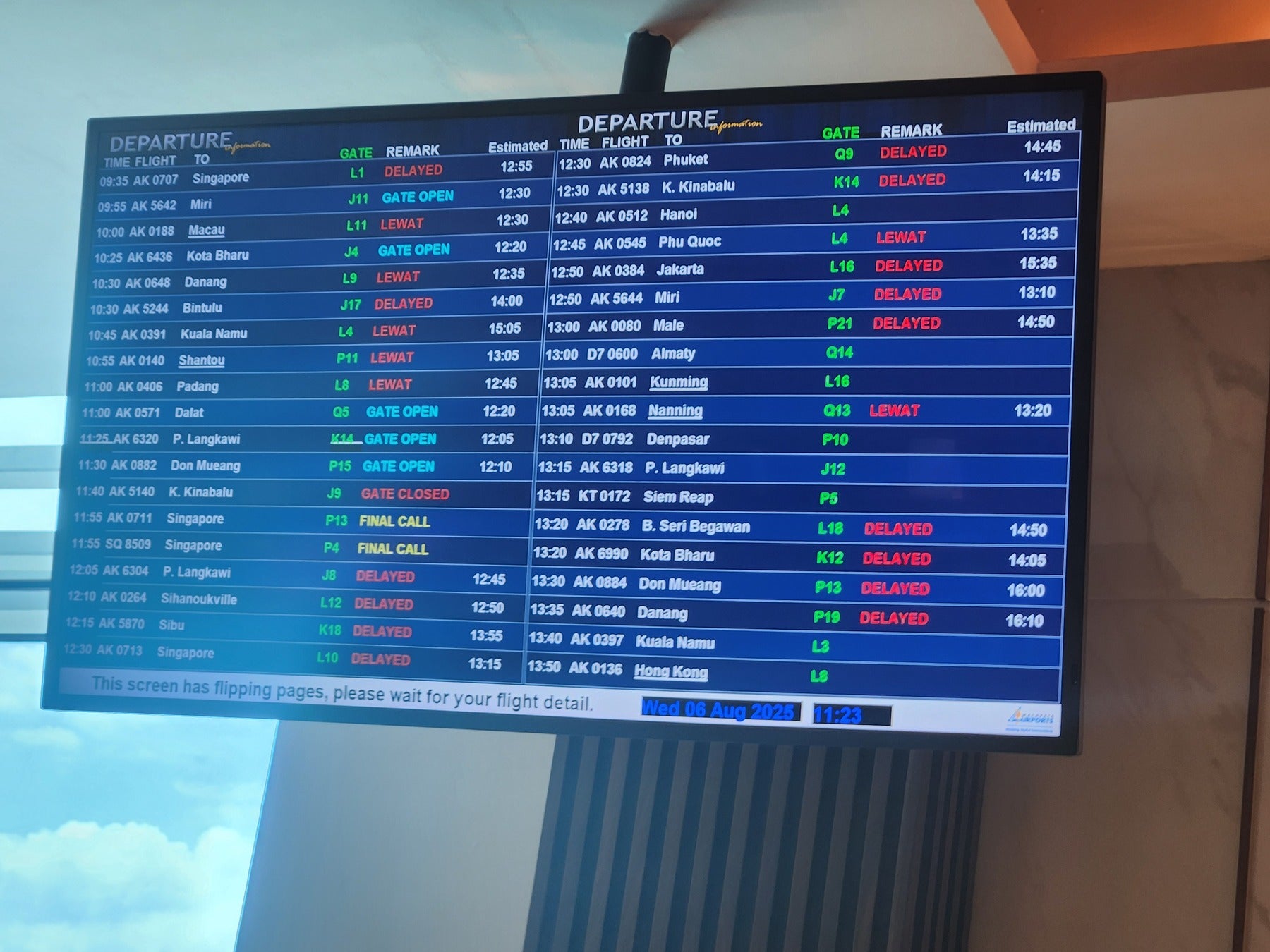 フライト遅延の電光掲示板