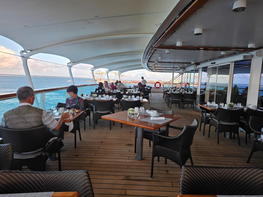 テラスで楽しむ朝食