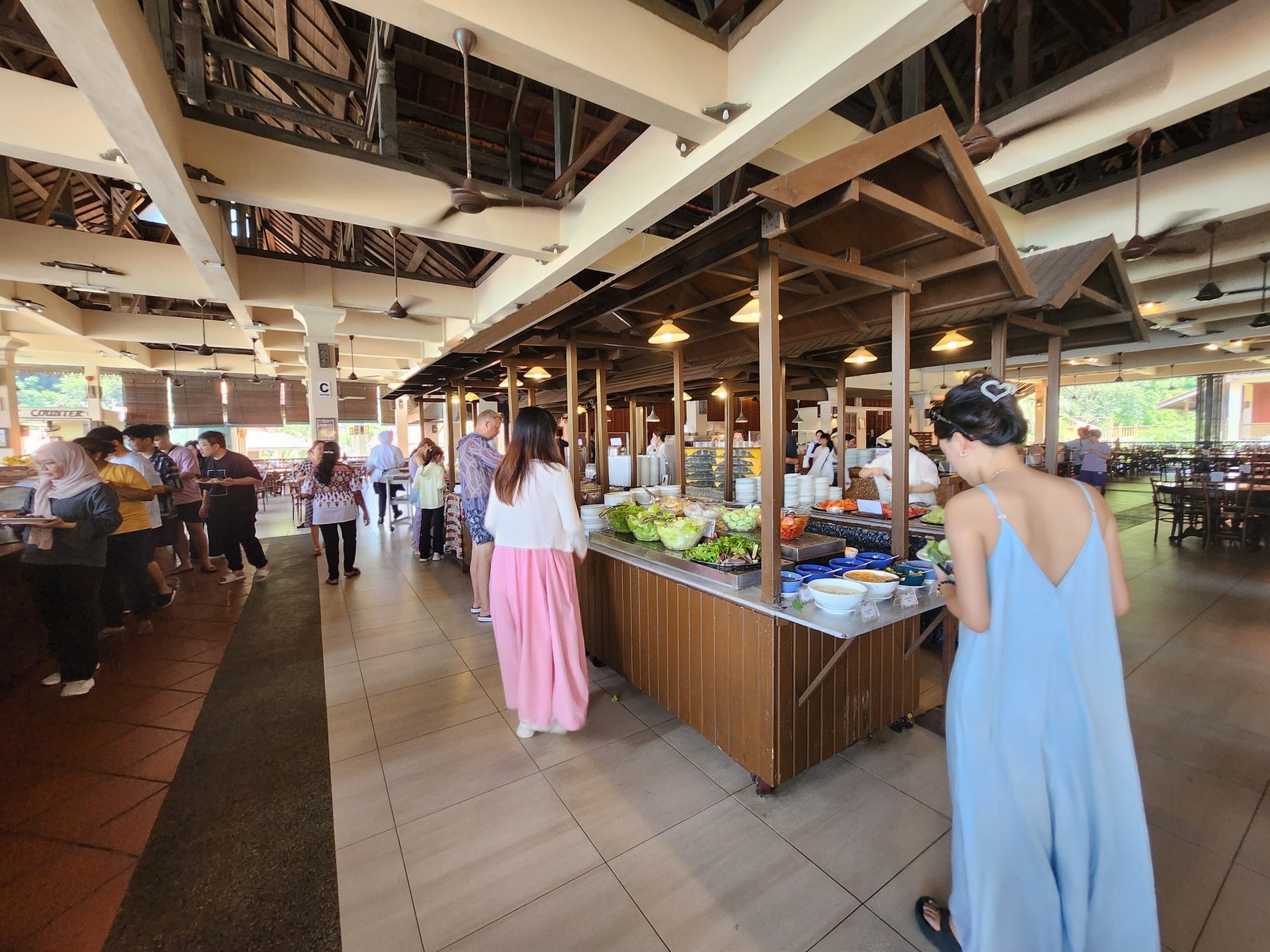 賑わうビュッフェ