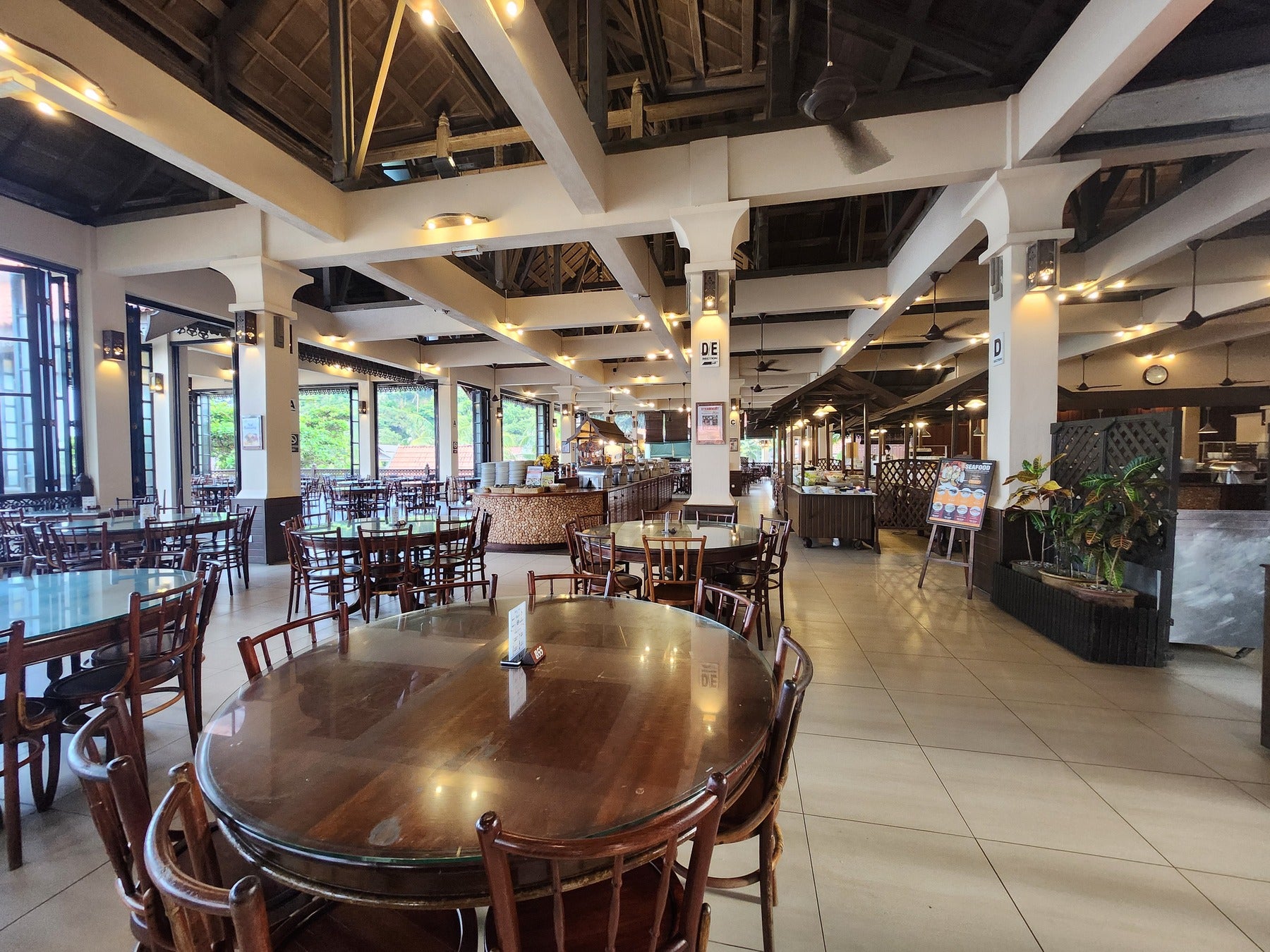 レストランは広々