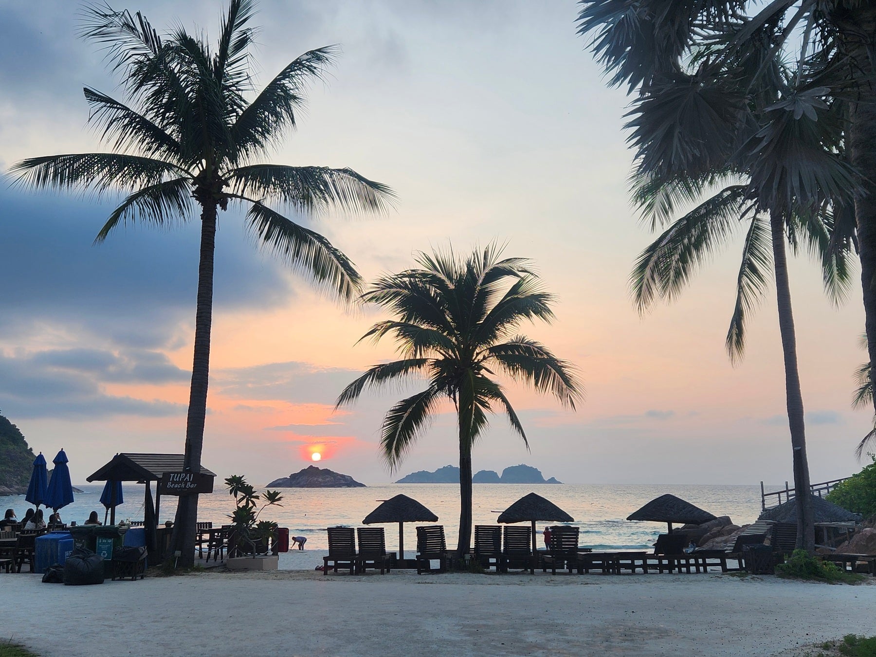 夕陽に染まるビーチ