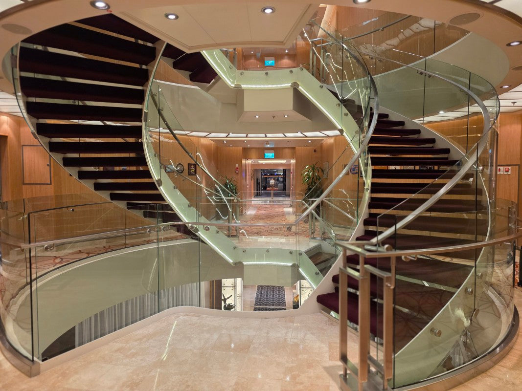 船内の螺旋階段