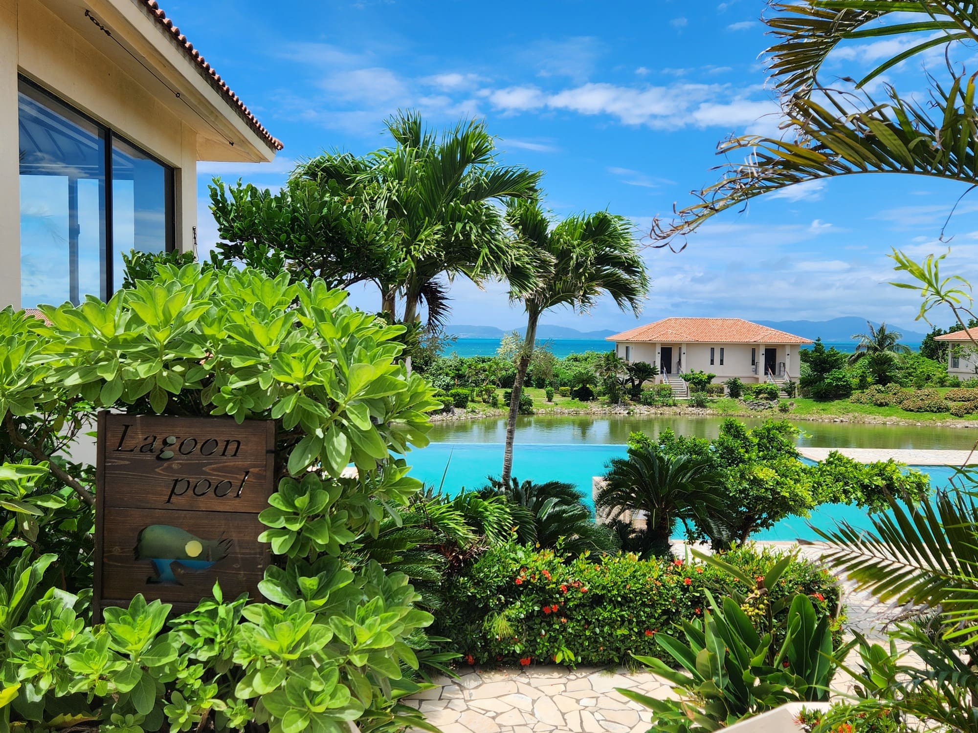 ラグーンプールと八重山の海