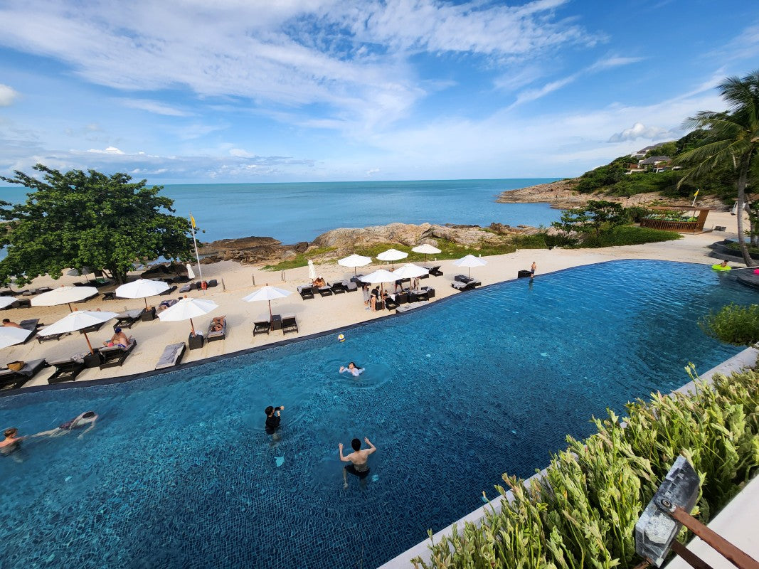 広々としたメインプール