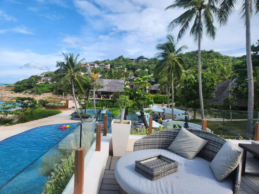 プールと海を眺めるテラス