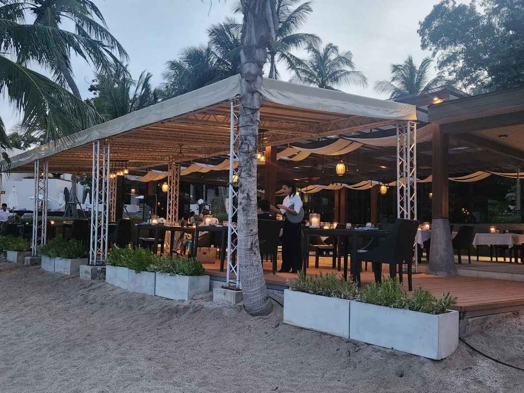 ビーチフロントの開放的なレストラン