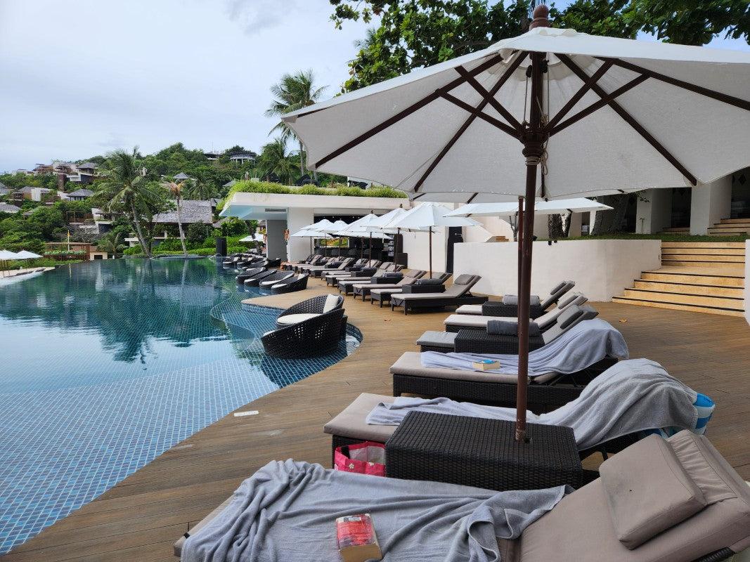 プールサイドのビーチベッドも充実
