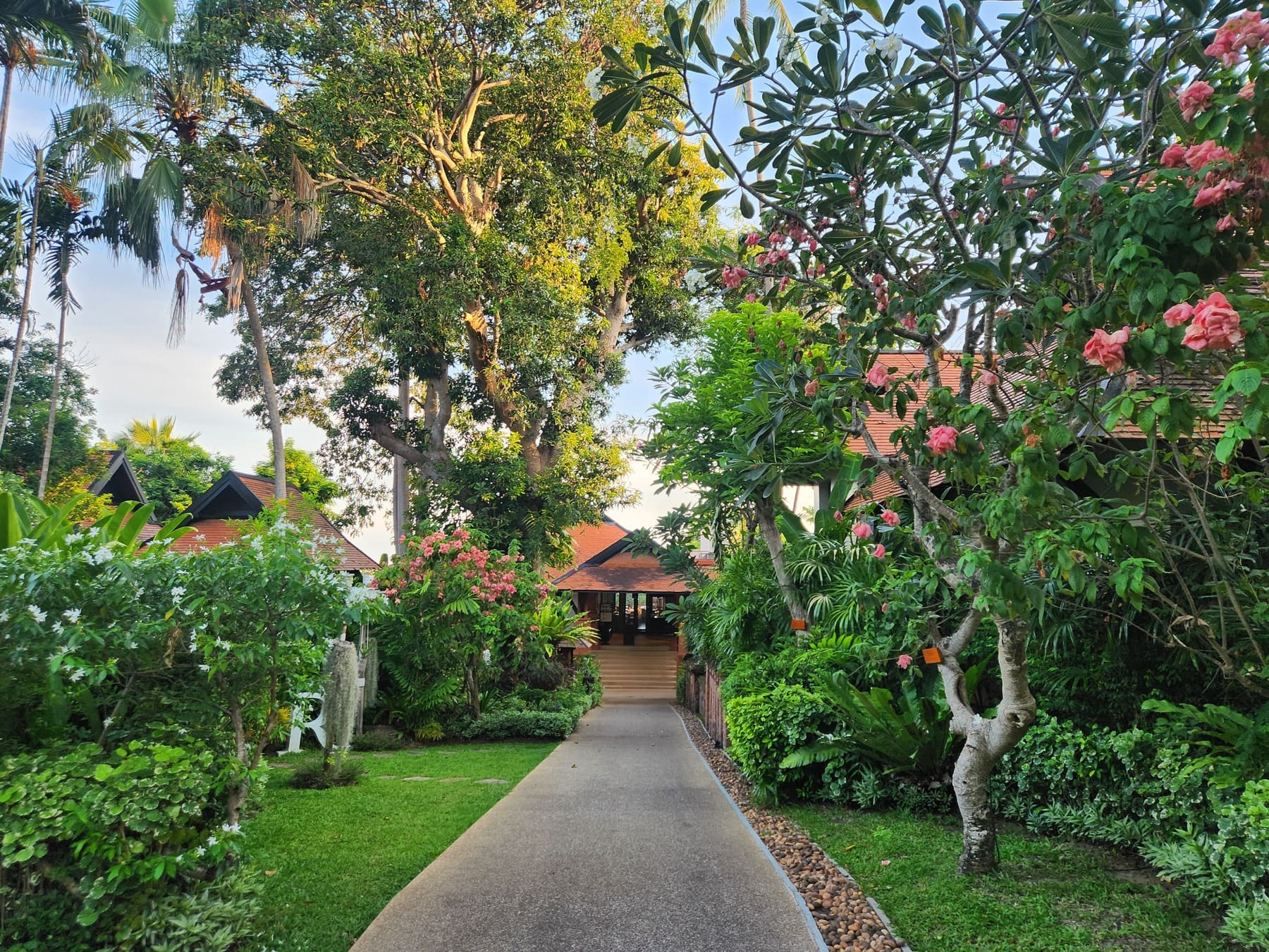 鮮やかな緑とお花が咲くホテルの敷地