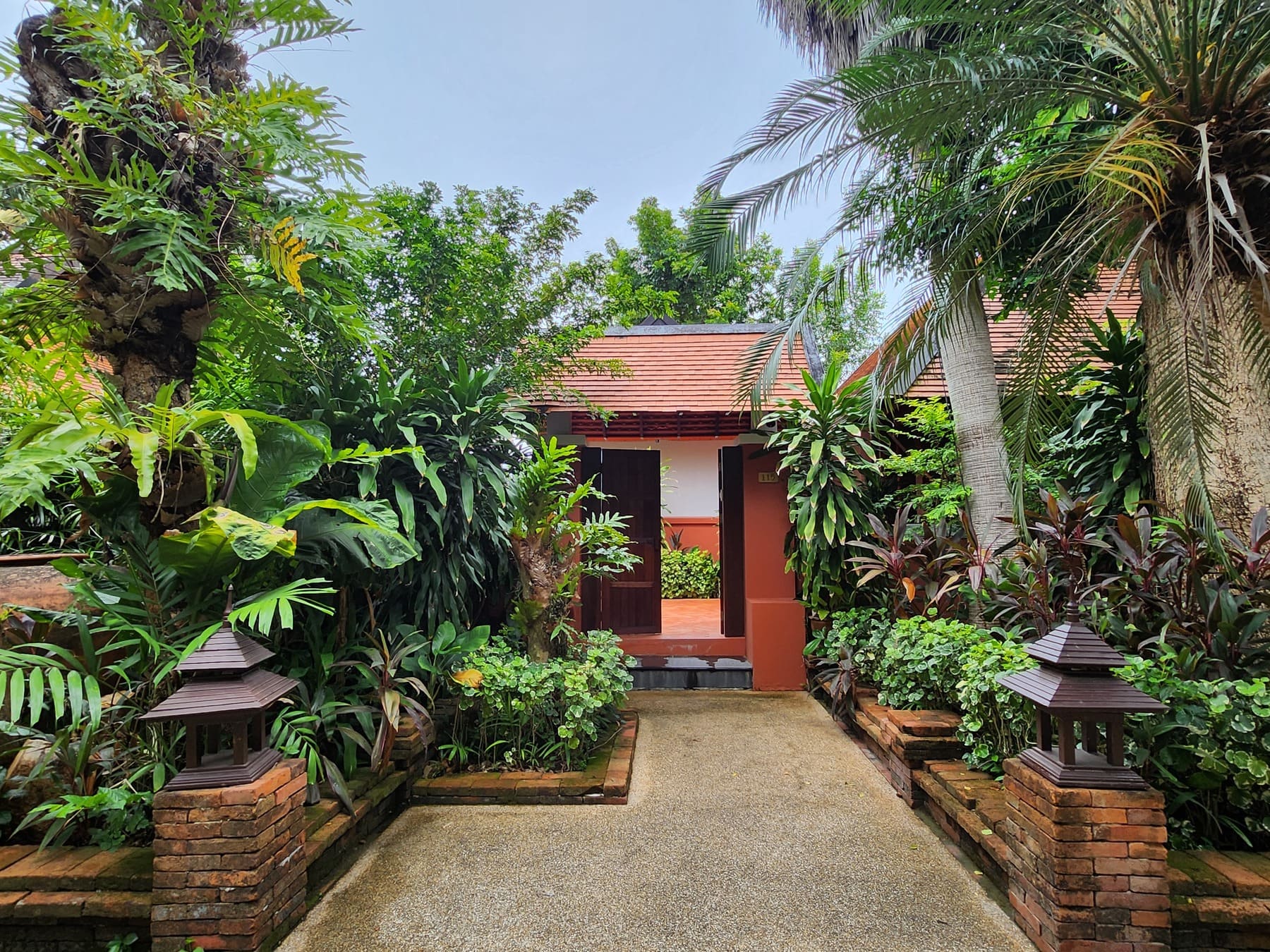 南国の雰囲気が漂うエントランス