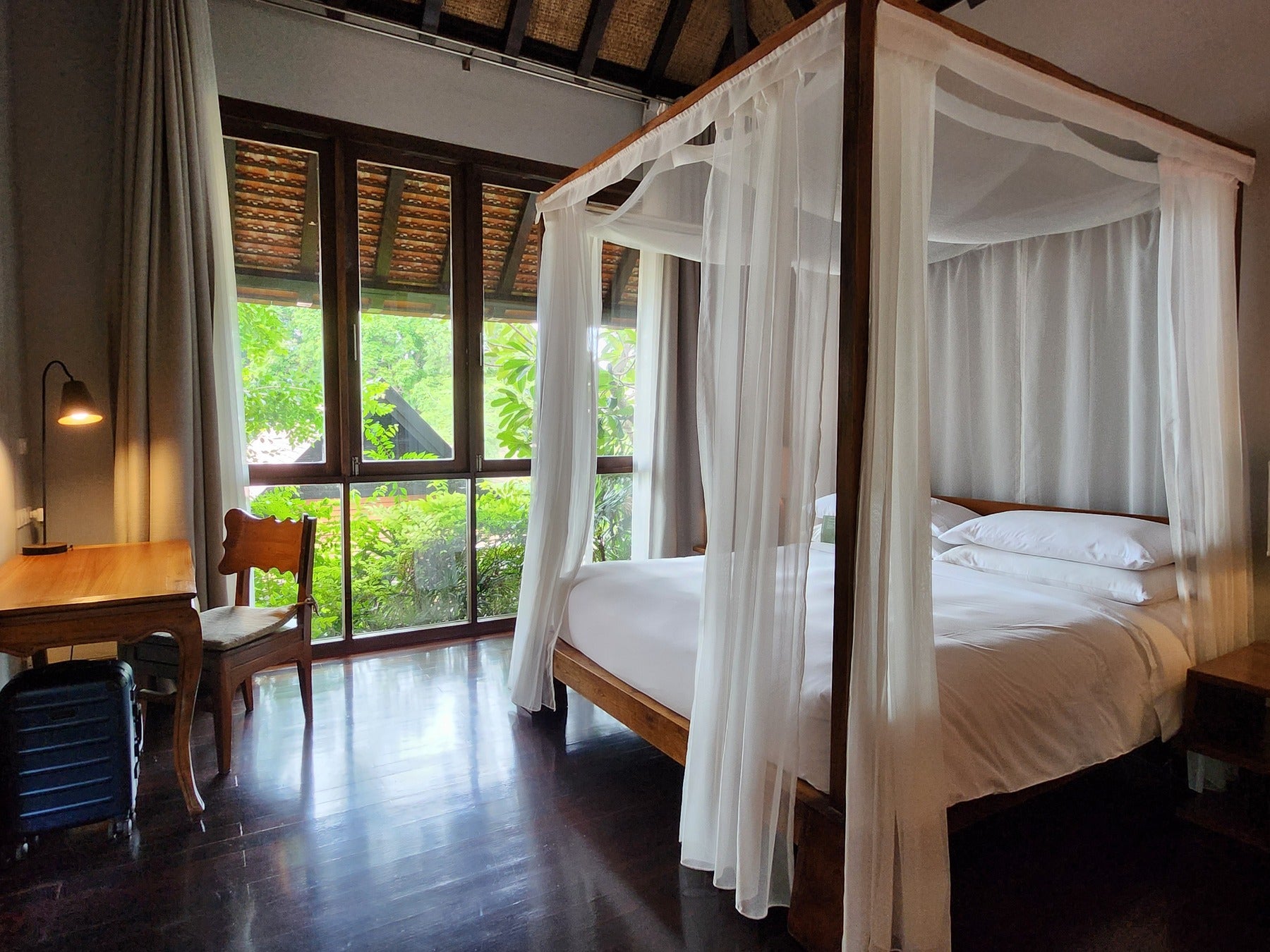 白い天蓋付きベッド