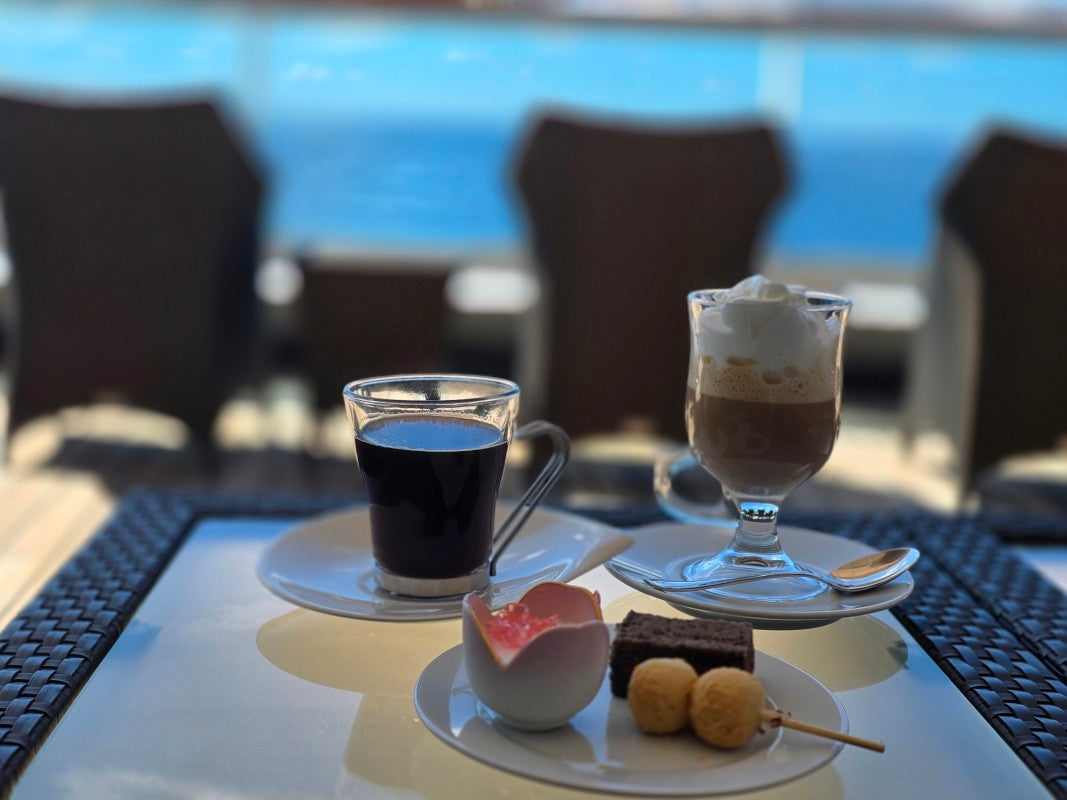 海を眺めながら楽しむ午後のひと時