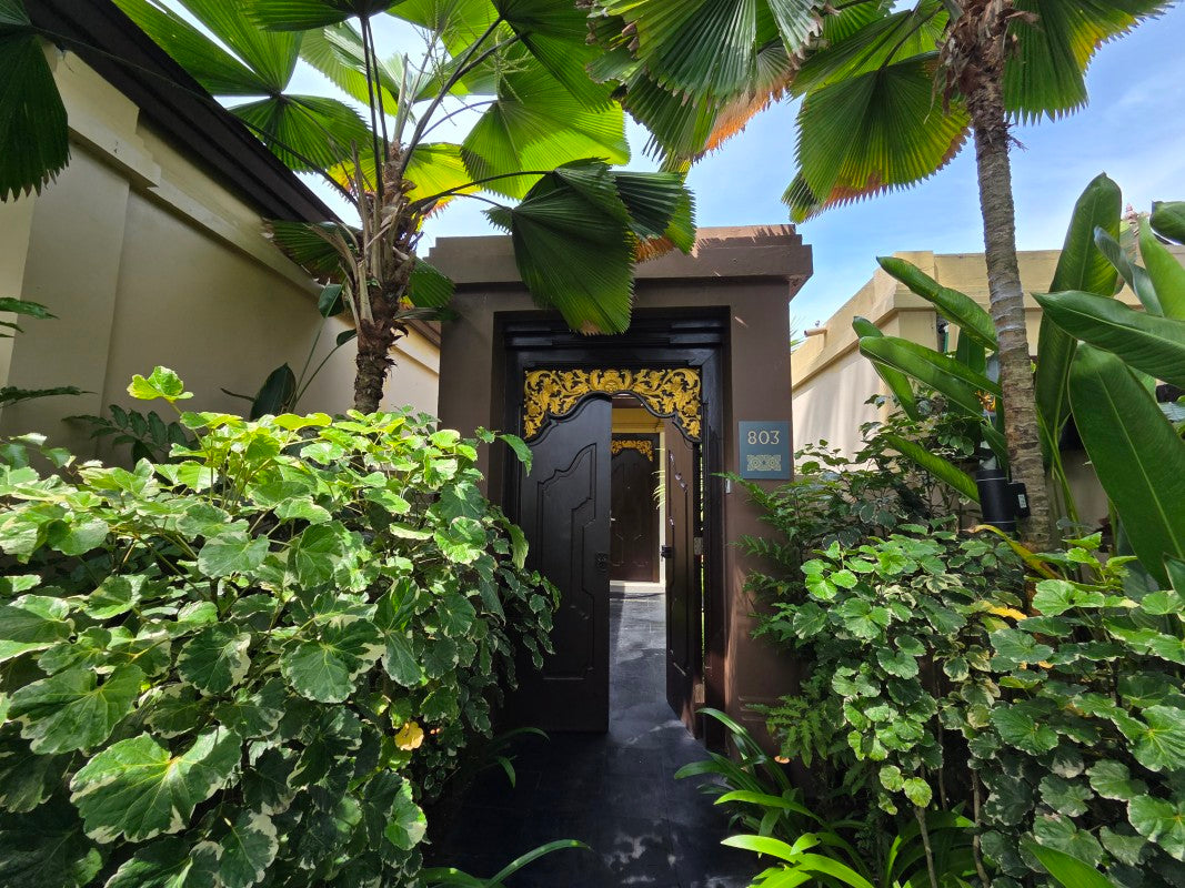 客室エントランスの門