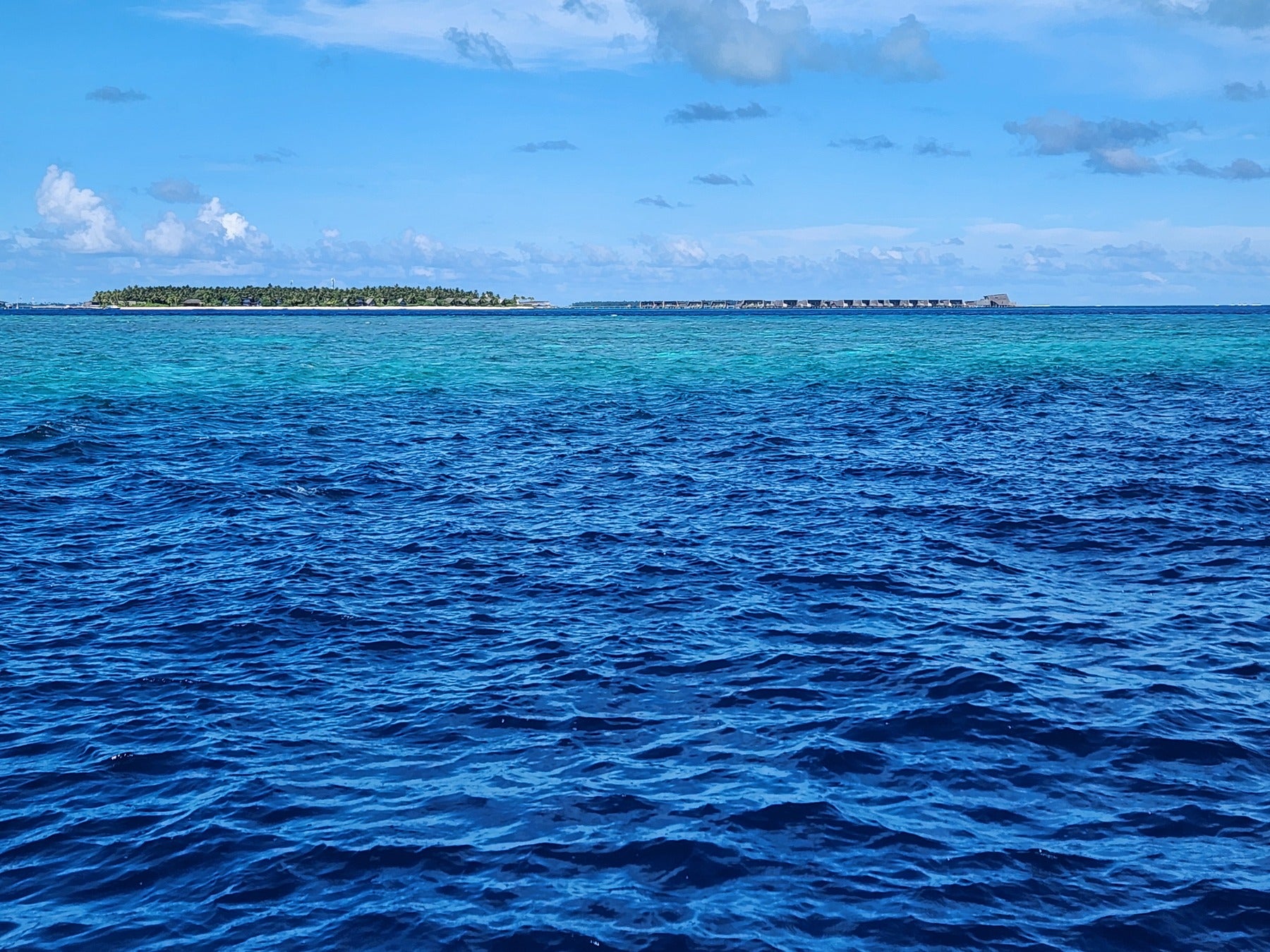 モルディブの青い海