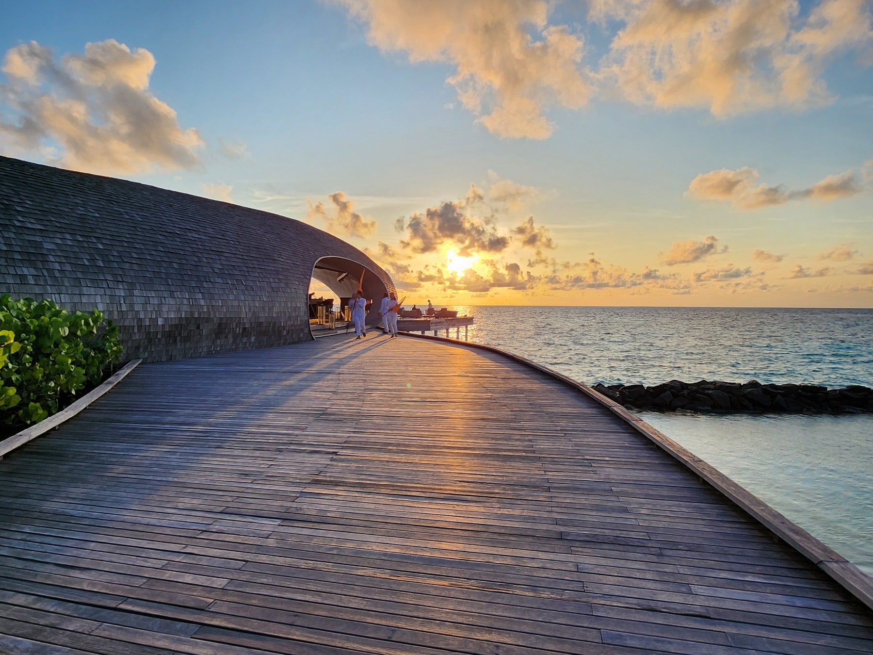 夕陽に染まるモルディブの海