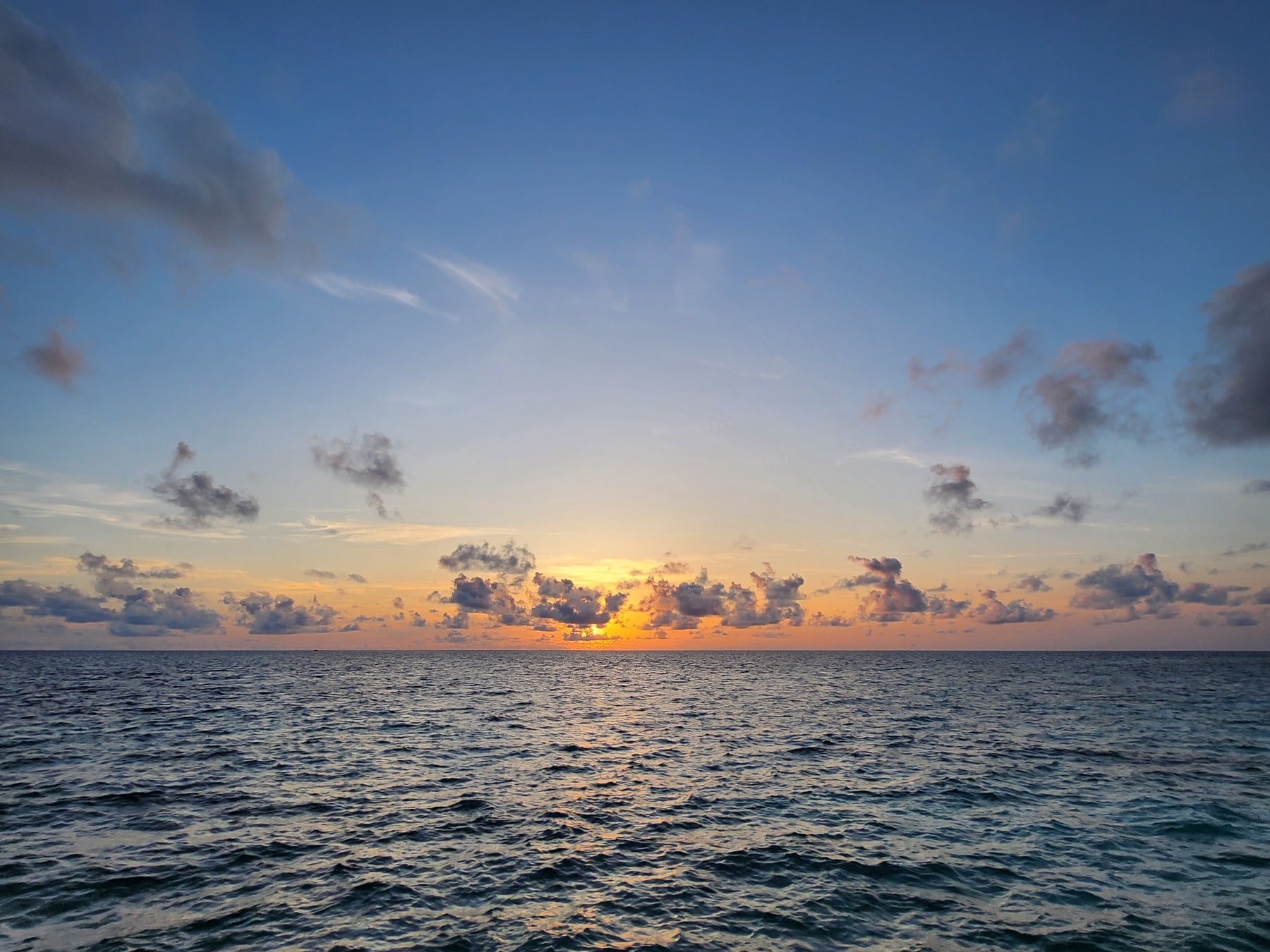 オレンジに染まるモルディブの海