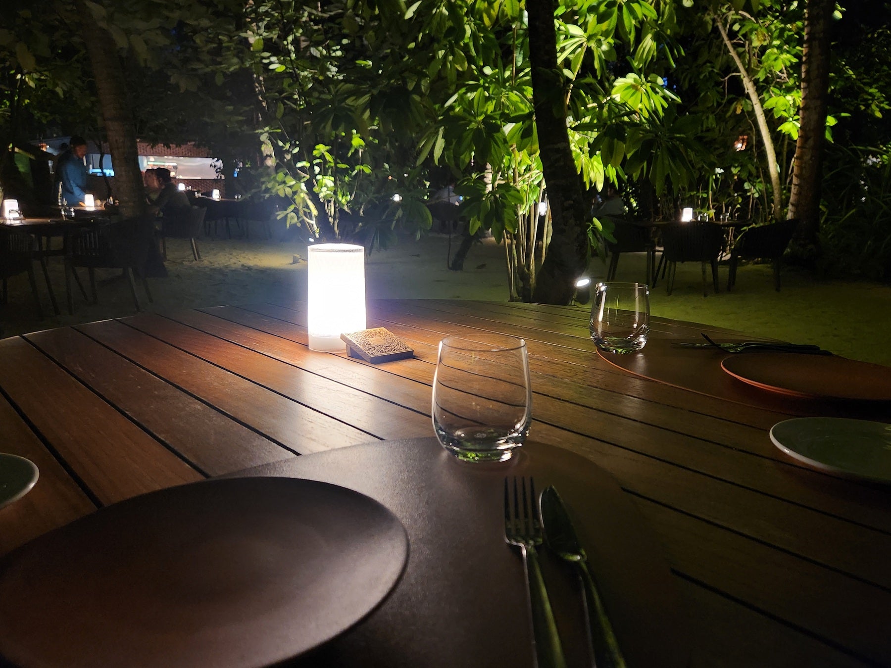 木々に囲まれたテーブル