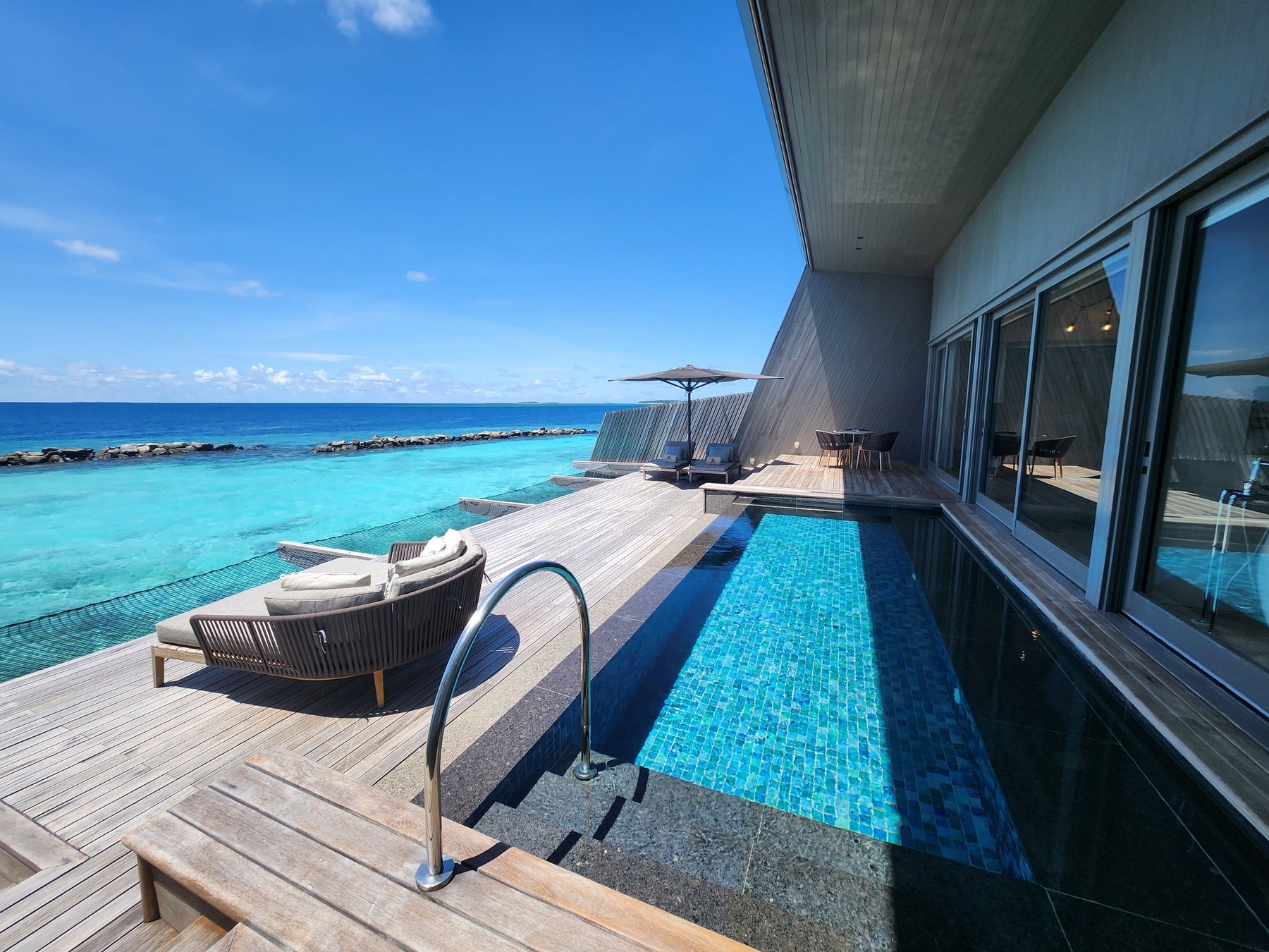 青い海と客室のプール