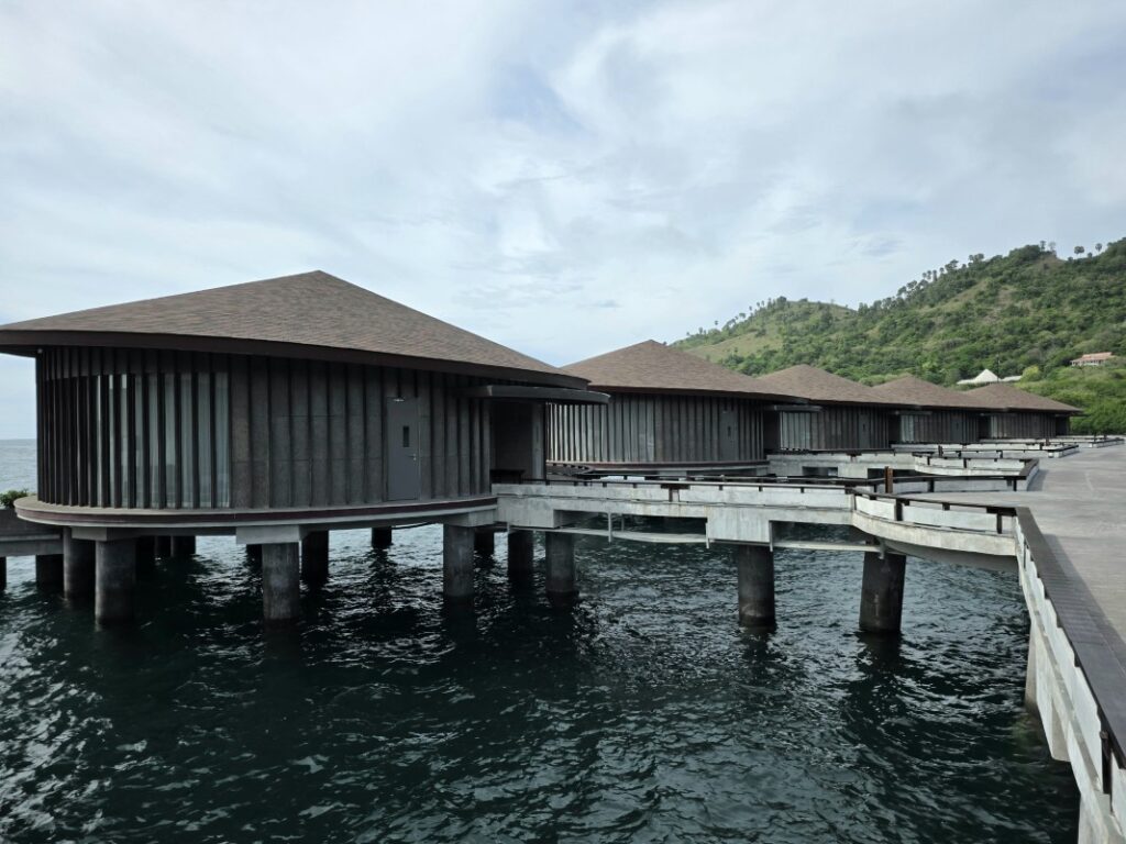 水上ヴィラが並ぶ