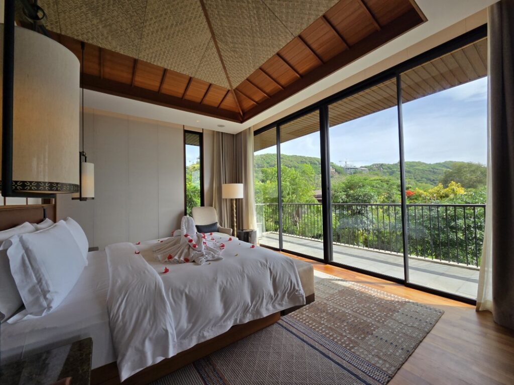 大きな窓のベッドルーム