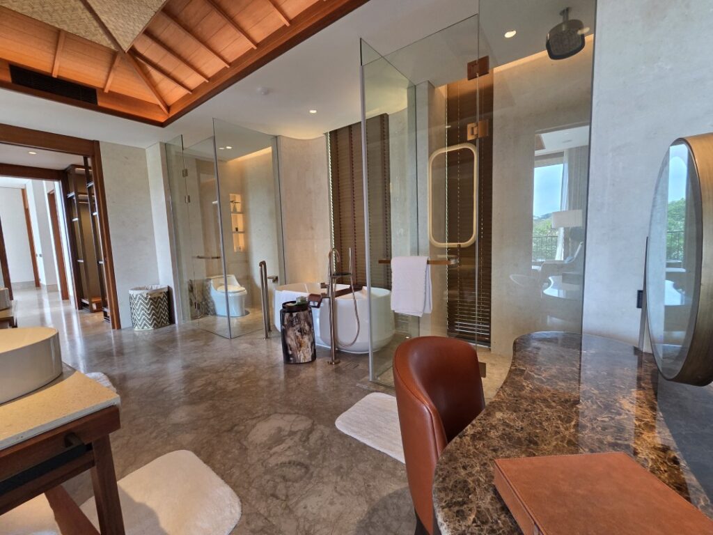 バスルームは開放的なデザイン