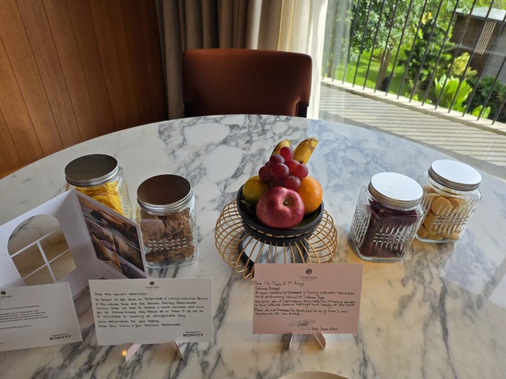 ウェルカムフルーツとお菓子