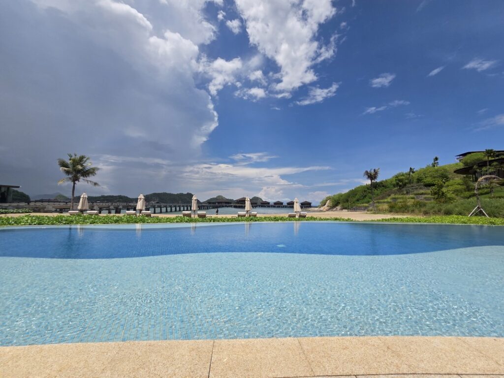 ビーチサイドプール