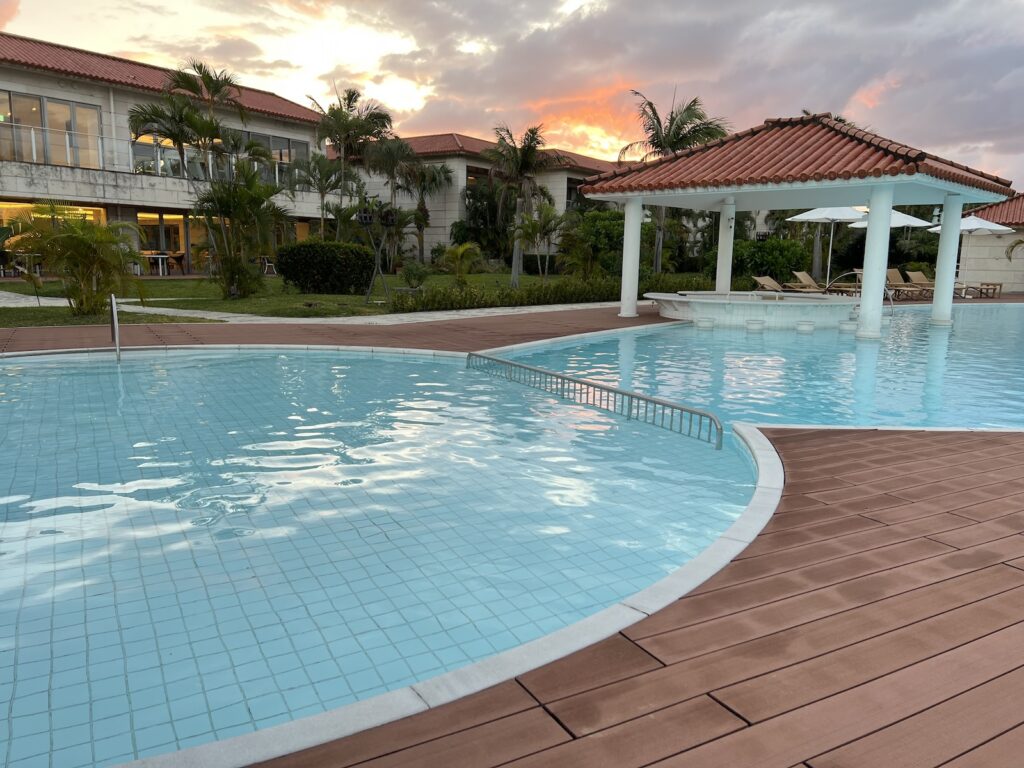 ウブフルのプールと朝焼け