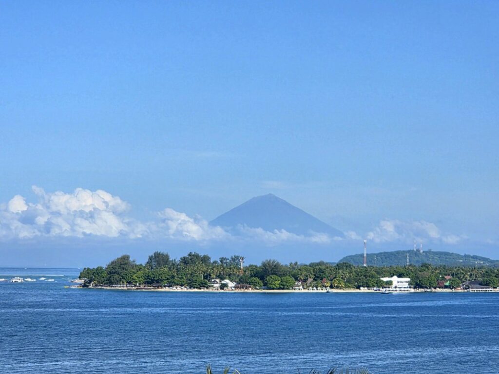 遠くに望むアグン山