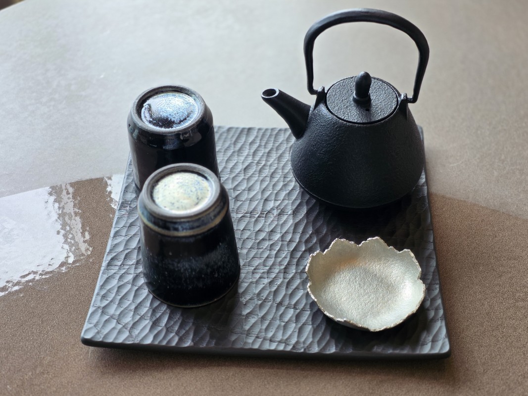 急須と湯呑み、小皿を揃えた客室の茶器セット