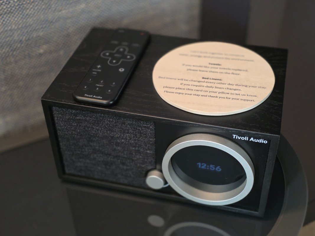客室に置かれたTivoli Audioのオーディオ機器とリモコン