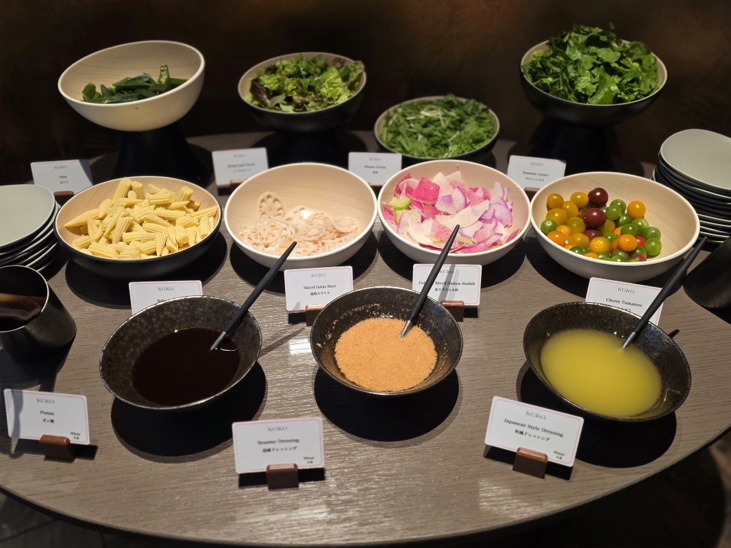 野菜とドレッシングが並ぶサラダコーナー