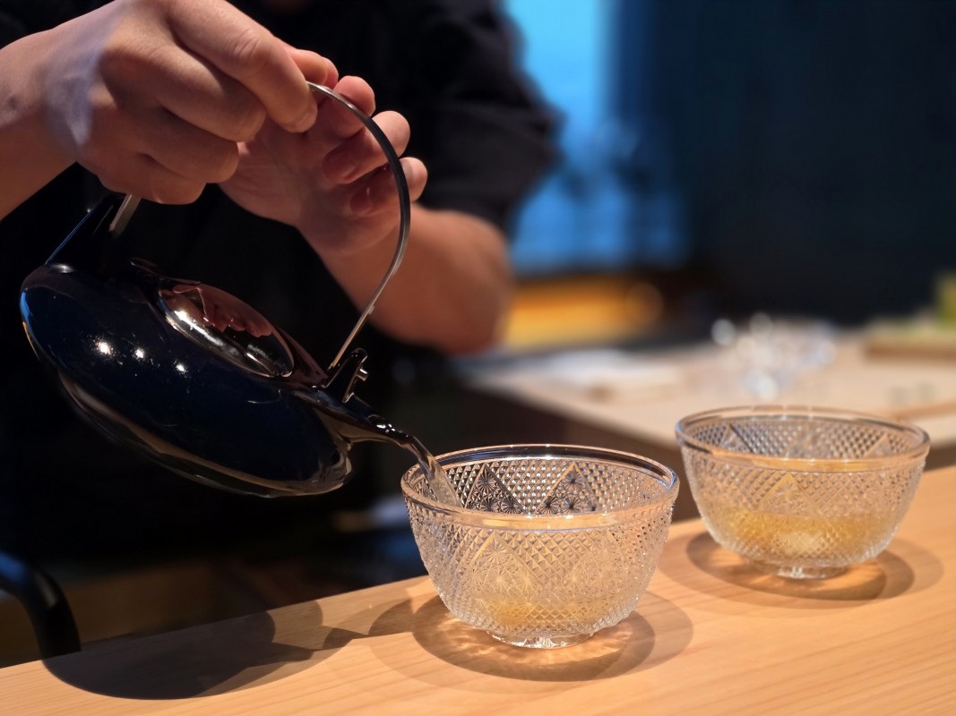 目の前で器に注ぎ、料理を仕上げる様子