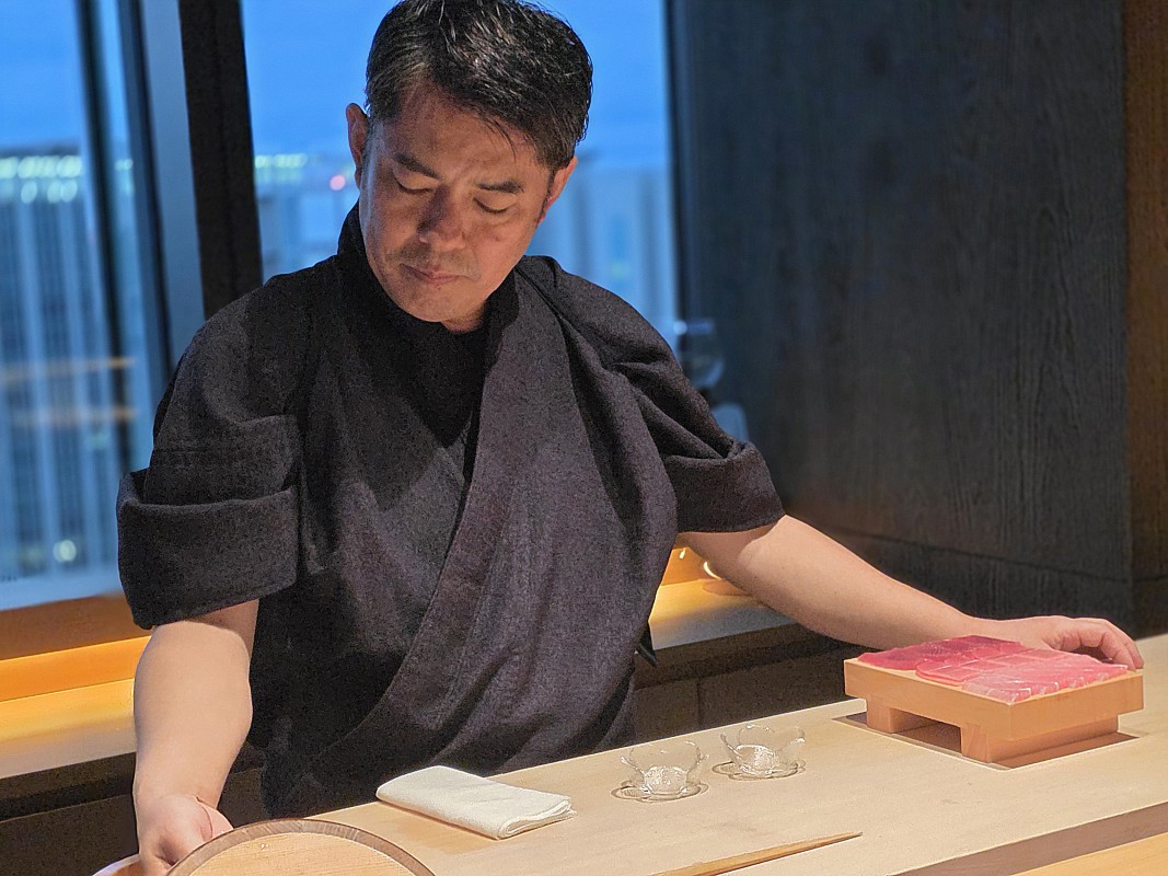 本鮪を扱う中川料理長
