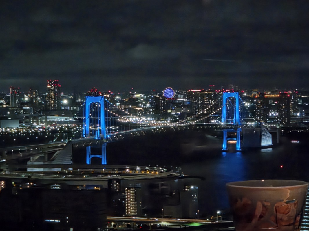 窓の向こうに広がる、東京の夜景。