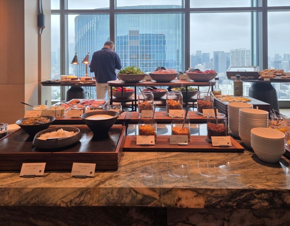 窓辺に料理が並ぶエグゼクティブラウンジの朝食ビュッフェ全景